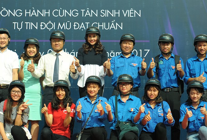 Tân sinh viên Hà thành hưởng ứng đội mũ bảo hiểm đạt chuẩn Các đại biểu và sinh viên hưởng ứng chiến dịch truyền thông đội mũ bảo hiểm đạt chuẩn