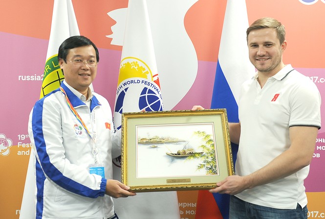 Mời Đội cận vệ trẻ Nước Nga Thống nhất tham gia tình nguyện tại Việt Nam Bí thư thứ nhất T.Ư Đoàn Lê Quốc Phong tiếp Chủ tịch Đội Cận vệ trẻ nước Nga thống nhất
