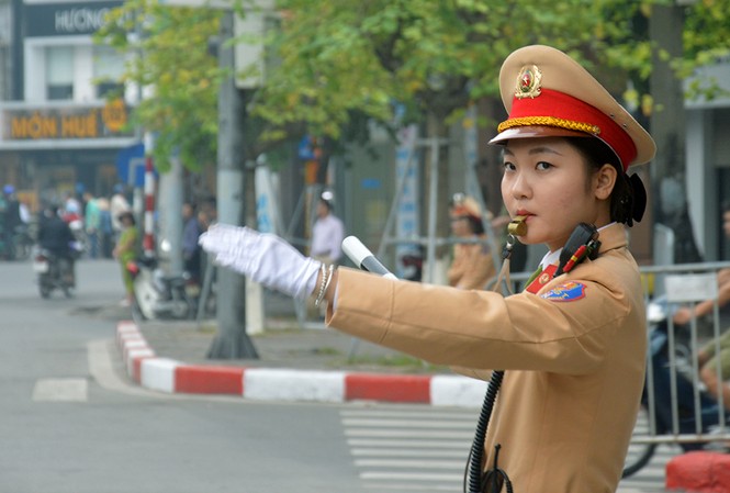 'Bóng hồng' CSGT điều tiết giao thông cho đoàn xe Tổng thống Mỹ ở Hà Nội 'Bóng hồng' CSGT điều tiết giao thông cho đoàn xe Tổng thống Mỹ ở Hà Nội