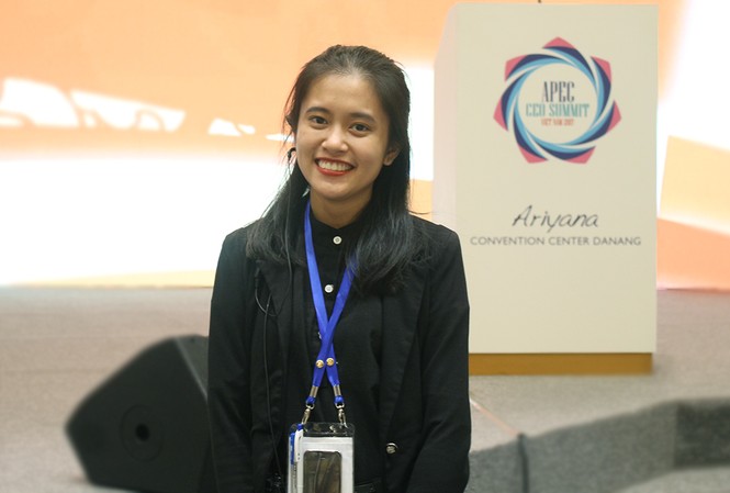 Nét đẹp tinh khôi của nữ sinh tình nguyện viên APEC năng động Lương Nữ Khánh Hằng tham gia làm tình nguyện viên trong nhiều chương trình. Ảnh: NVCC