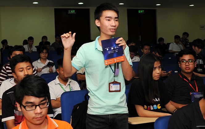 Gần 800 sinh viên đăng ký thi lập trình xe tự hành 2017-2018 Đông đảo sinh viên tìm hiểu thông tin về cuộc thi