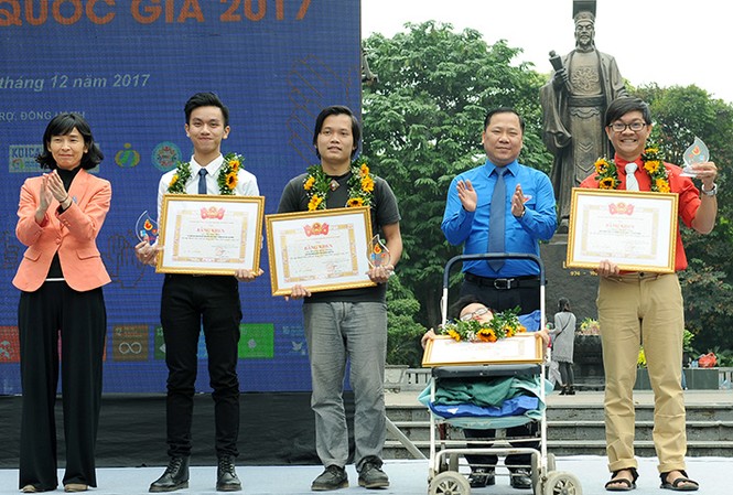 15 cá nhân, tổ chức nhận Giải thưởng Tình nguyện Quốc gia 2017 Bí thư T.Ư Đoàn, Chủ tịch T.Ư Hội LHTN Việt Nam Nguyễn Phi Long; Phó Giám đốc Chương trình phát triển Liên Hợp Quốc, phụ trách Chương trình TÌnh nguyện Liên Hợp Quốc tại Việt Nam Akiko Fujii trao giải thưởng cho các cá nhân xuất sắc. ẢNh: Xuân Tùng