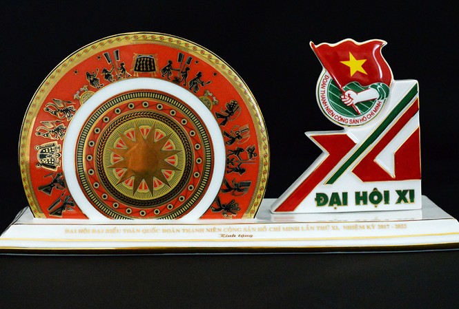 Tặng phẩm đặc biệt tặng Đại hội Đoàn toàn quốc lần thứ XI Hộp cắm bút bằng sứ tặng đại biểu