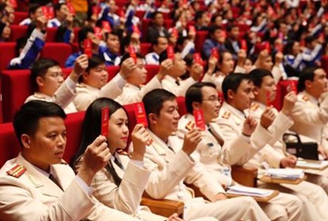 Uỷ viên trẻ nhất Ban chấp hành T.Ư Đoàn khoá XI Các đại biểu biểu quyết tại Đại hội. ẢNh: Như Ý