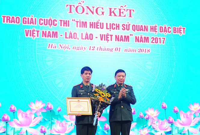 Tổng cục Chính trị QĐNDVN trao giải về tìm hiểu lịch sử quan hệ Việt-Lào Trung tướng Lê Hiền Vân - Phó Chủ nhiệm Tổng cục Chính trị QĐND Việt Nam trao giải nhất cuộc thi