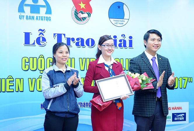 'Ước mơ của em' đạt giải nhất cuộc thi clip về văn hoá giao thông Anh Nguyễn Ngọc Lương, Bí thư Trung ương Đoàn và đại diện Cty CP Interbusline trao Giải nhất