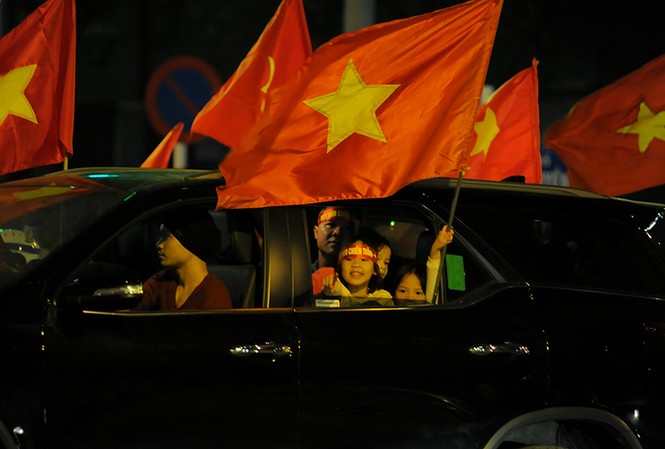 Cổ động viên 'nhí' xuống đường mừng kỳ tích U23 Việt Nam Cổ động viên 'nhí' xuống đường mừng kỳ tích U23 Việt Nam