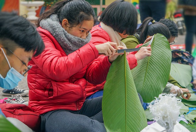 Giới trẻ Hà thành gói bánh chưng tặng người nghèo Giới trẻ Hà thành gói bánh chưng tặng người nghèo