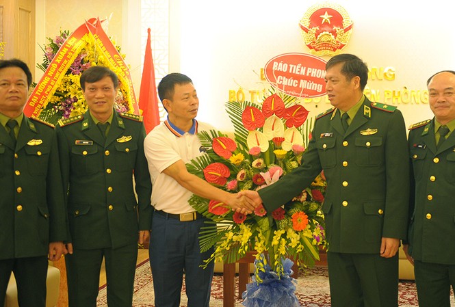 Báo Tiền Phong chúc mừng Ngày truyền thống Bộ đội Biên phòng đại diện Ban biên tập Báo Tiền Phong, nhà báo Phùng Công Sưởng - Phó Tổng Biên tập đã thăm và chúc mừng Bộ Tư lệnh Bộ đội Biên phòng
