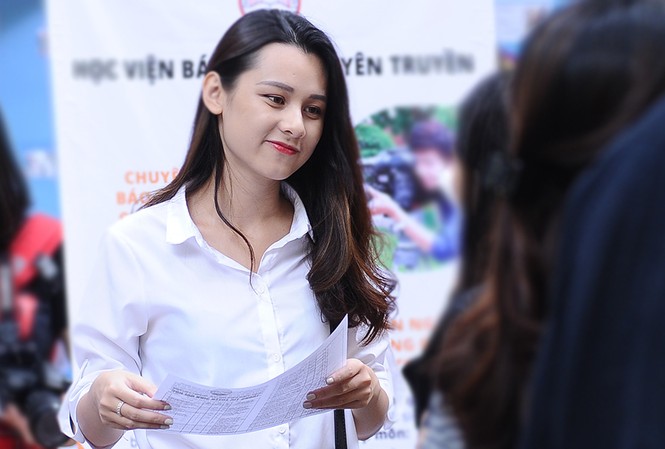 Nữ sinh mang nét Tây phương nổi bật giữa ngày hội tuyển sinh hướng dẫn viên có gương mặt sáng và nét Tây phương đã "đốn tim" nhiều bạn trẻ về sự thân thiện, xinh đẹp