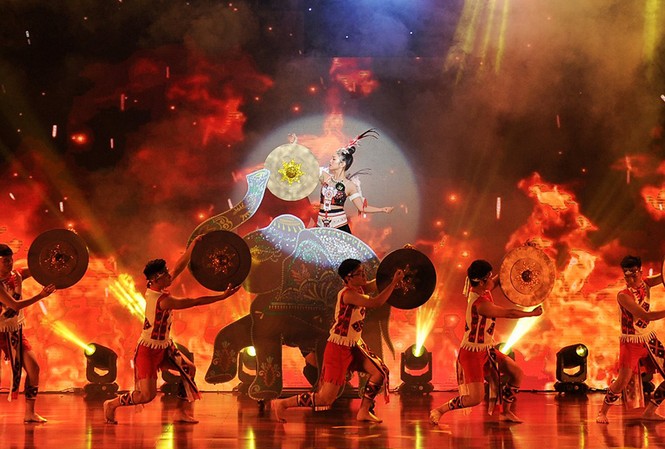Nữ sinh mạnh mẽ bên voi Tây Nguyên trong chung kết Miss DAV 2018 Nữ sinh mạnh mẽ bên voi Tây Nguyên trong chung kết Miss DAV 2018