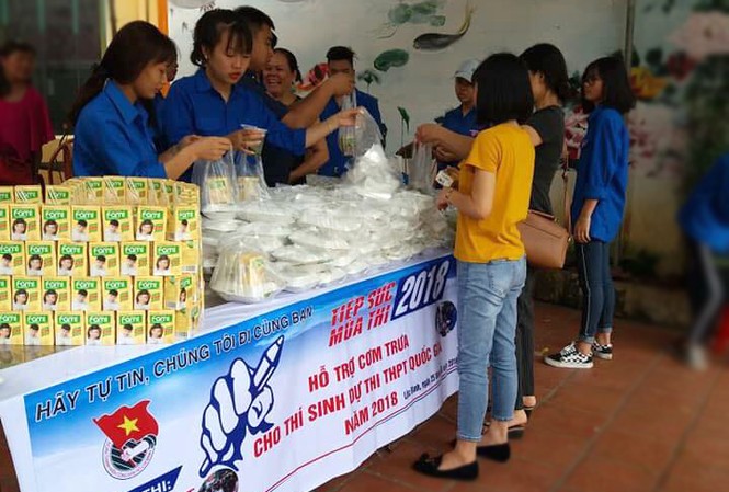 Nhiều suất cơm, chuyến xe miễn phí phục vụ sĩ tử Các tình nguyện viên hỗ trợ phát cơm miễn phí phục vụ thí sinh tại Lộc Bình, Lạng Sơn