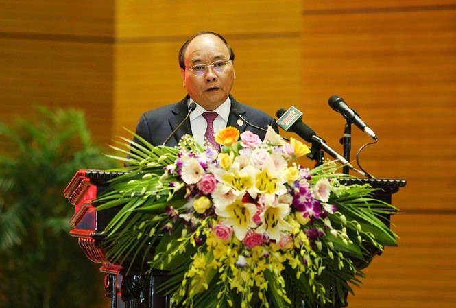 Thủ tướng dự và chỉ đạo Hội nghị quân chính toàn quân 6 tháng đầu năm Thủ tướng Nguyễn Xuân Phúc phát biểu tại Hội nghị Quân chính toàn quân.