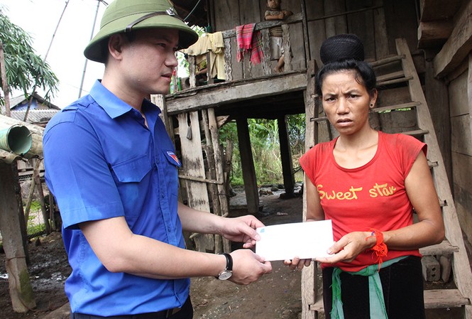 T.Ư Đoàn, T.Ư Hội chung tay hỗ trợ bà con nhân dân Lai Châu Anh Nguyễn Kim Quy, Ủy viên BCH, Phó trưởng Ban ĐKTHTN Trung ương Đoàn, Phó Chủ tịch Trung ương Hội LHTN Việt Nam tặng quà cho bà con bị thiệt hại do lũ lụt