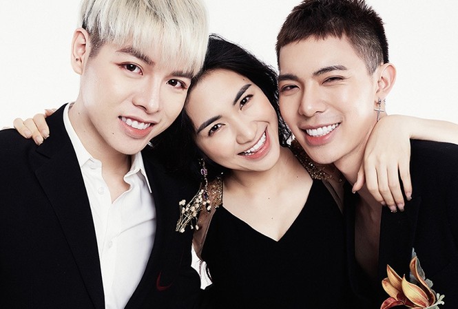 'Gia đình Hoa dâm bụt đi dọc Việt Nam' quẩy cùng tân sinh viên Đức Phúc, Erik và Hòa Minzy vốn được biết đến là bộ ba thân thiết với tên gọi "gia đình hoa dâm bụt". Cả ba xuyên đăng tải những đoạn clip hậu trường vui nhộn khiến người hâm mộ thích thú