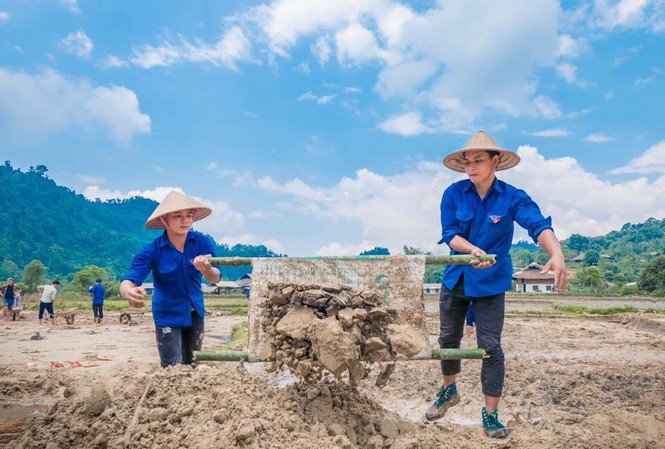 Xây mới hàng trăm nhà nhân ái, khăn quàng đỏ Ảnh: Ban TG T.Ư Đoàn