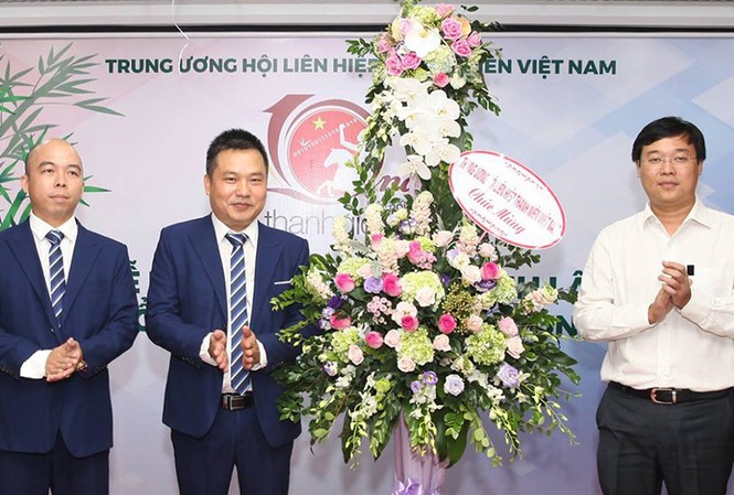 Kỷ niệm 10 năm thành lập Cổng tri thức Thánh Gióng Ủy viên dự khuyết BCH T.Ư Đảng, Bí thư thứ nhất T.Ư Đoàn, Chủ tịch T.Ư Hội LHTN Việt Nam, Chủ tịch T.Ư Hội Sinh viên Việt Nam Lê Quốc Phong tặng hoa chúc mừng Cổng tri thức Thánh Gióng