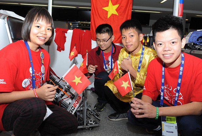 Việt Nam giành Huy chương Đồng tại cuộc thi Robotics toàn cầu Đội tuyển robot Việt Nam gồm: Trần Thảo Nguyên, Nguyễn Giang Nam, Nguyễn Phương Nam, Nguyễn Tuấn Hà (thứ tự từ trái sang phải) Ảnh: Việt Hùng/Vietnam+
