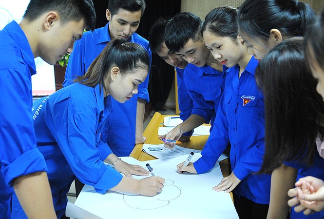 'Vẽ đường' cho giới trẻ phương pháp tư duy sáng tạo Các đoàn viên thanh niên thực hành phương pháp tư duy sáng tạo. Ảnh: Xuân Tùng