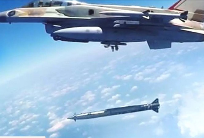 Israel có tên lửa đạn đạo phóng từ máy bay Cảnh máy bay F-16 bắn tên lửa Rampage (Thedrive)