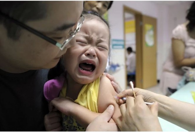 Trung Quốc: Tiêm nước lã giả làm vaccine Đầy rẫy những gian lận trọng hệ thống tiêm chủng mở rộng ở Trung Quốc