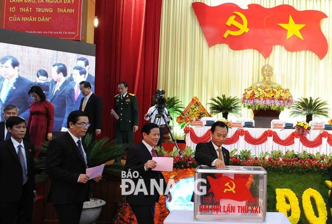 Đà Nẵng có Bí thư Thành ủy 39 tuổi Ông Nguyễn Xuân Anh (người đang bỏ phiếu) tại ĐH sáng nay. Ảnh: Đặng Nở - báo Đà Nẵng