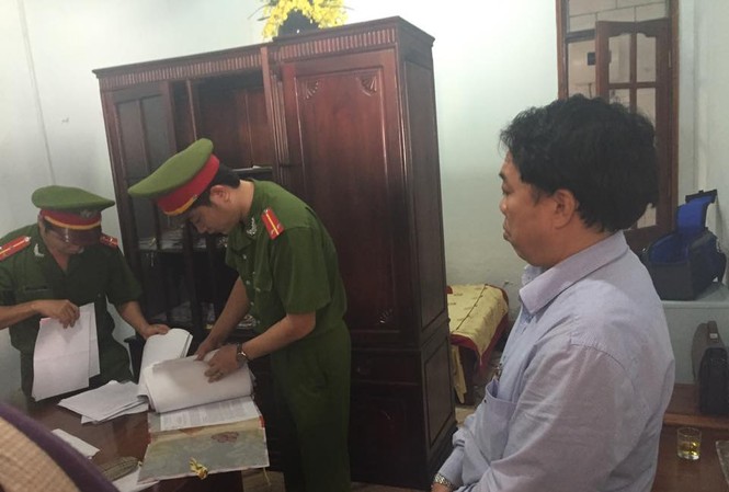 Khởi tố nguyên Chủ tịch huyện Kỳ Anh Lực lượng chức năng khám xét nhà và nơi làm việc của ông Nguyễn Văn Bổng.