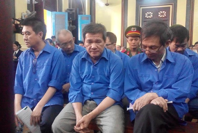 Đề nghị tù chung thân “siêu lừa” Dương Thanh Cường Bị cáo Dương Thanh Cường (ngồi giữa) là người chủ mưu trong vụ án này bị đề nghị mức án chung thân. Ảnh Việt Văn