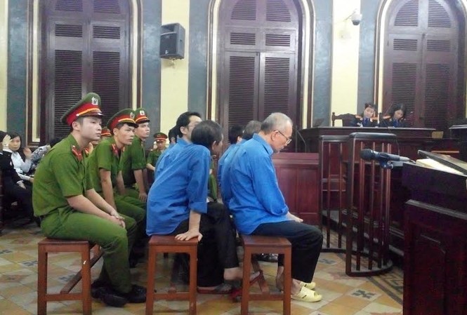 “Đại án nghìn tỷ”: Hai ngân hàng tranh chấp khối tài sản 'khủng' Các bị cáo tại tòa. Ảnh Việt Văn