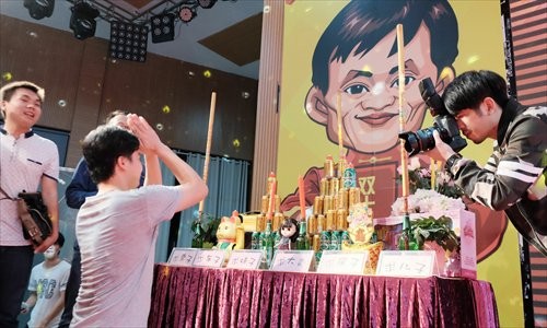 Chủ shop online lập bàn thờ cầu... Jack Ma phù hộ Lập bàn thờ cầu tỷ phú Jack Ma "phù hộ".