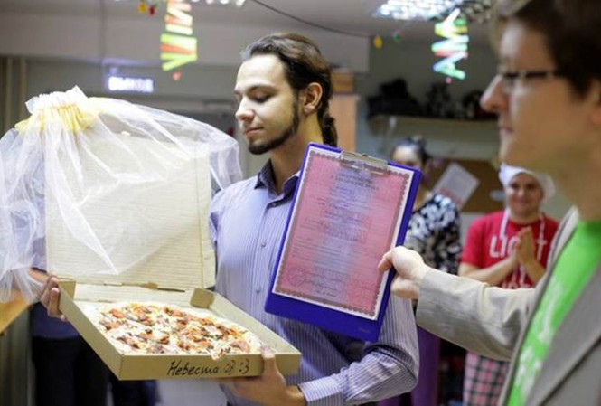 Trai trẻ cưới pizza 'làm vợ' gây sốc Trai trẻ cưới pizza 'làm vợ' gây sốc