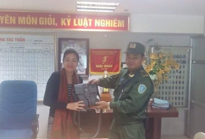 Hành khách bỏ quên tiền, sổ tiết kiệm tại sân bay Nội Bài Đại diện Đội an ninh cơ động Sân bay Nội Bài đã tận tay trao lại tài sản bỏ quên cho chị Yến