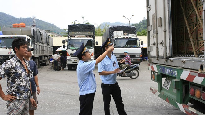 Chống buôn lậu, hàng giả: Con voi lọt lỗ kim Hải quan Lạng Sơn kiểm tra hàng hóa qua cửa khẩu Tân Thanh Ảnh: Hồng Vĩnh