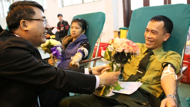 Ngày đầu tiên Chủ Nhật Đỏ 2014: Gần 1.500 đơn vị máu Ông Lê Khắc Nam, Phó Chủ tịch TP Hải Phòng tặng hoa trung úy Trần Thanh Nam (Quân khu 3) đang hiến máu