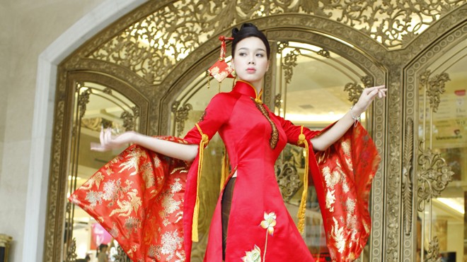 Nghệ nhân áo dài quốc gia Một mẫu trong BST “Khúc hoan ca” của Lan Hương