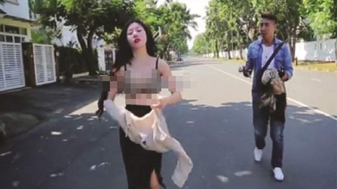 Trào lưu 'đòi quà, cởi đồ' đi.... quá đà “Cởi đồ” từ showbiz tới… đường phố.