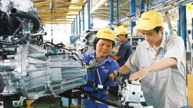 Năm 2014: Quản và giám sát thu chi thế nào? Các kỹ sư đang lắp ráp máy tại Nhà máy Ôtô Nissan. Ảnh: Hồng vĩnh