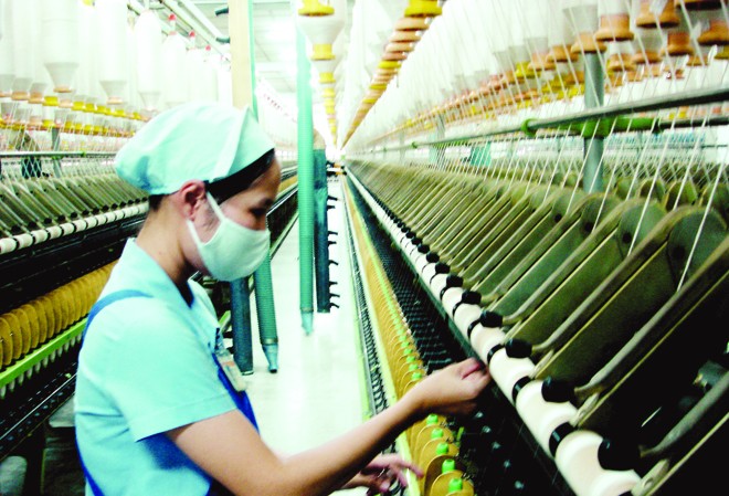 Đón sóng TPP Các doanh nghiệp dệt may đang tập trung đầu tư phát triển nguyên phụ liệu để đón đầu TPP. Ảnh: Đại Dương