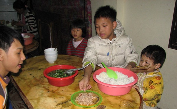 Tết ấm của những đứa trẻ bơ vơ Bữa cơm của những đứa trẻ bơ vơ tại trung tâm. ẢNh: N.H