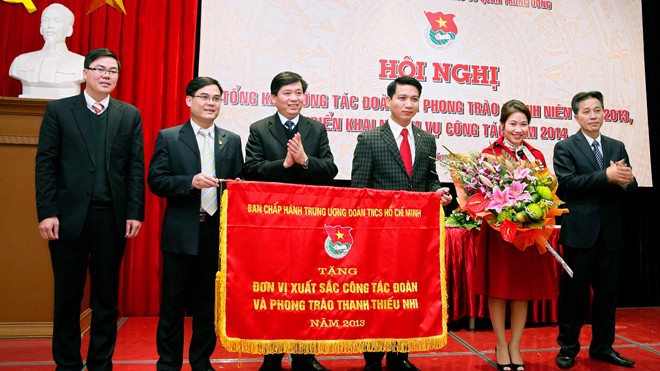 Đẩy mạnh phong trào “3 trách nhiệm” Bí thư T.Ư Đoàn Nguyễn Long Hải (thứ 3 từ trái sang) trao cờ đơn vị xuất sắc cho Đoàn khối các cơ quan T.Ư. Ảnh: Bảo Anh