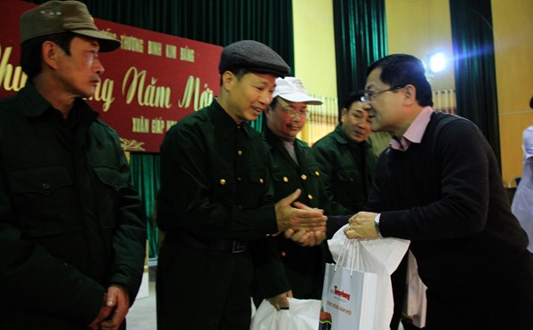 Báo Tiền Phong tặng quà Tết cho thương, bệnh binh Tổng biên tập báo Tiền Phong Lê Xuân Sơn tặng quà cho các thương, bệnh binh tại Trung tâm Điều dưỡng Thương binh Kim Bảng (Hà Nam). ẢNH: Trường Phong