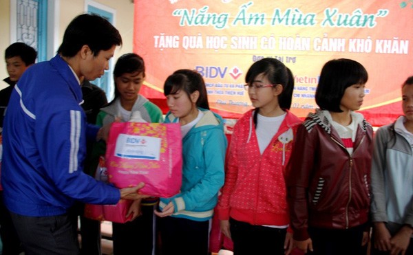 Đoàn lo Tết cho trẻ mồ côi Đoàn viên, thanh niên trao quà Tết cho trẻ em nghèo, mồ côi tại TT-Huế