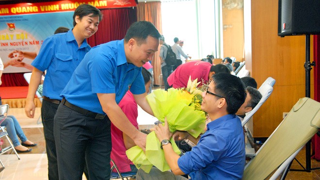 Làm lợi cho doanh nghiệp hàng chục tỷ đồng Thường trực Đoàn khối Doanh nghiệp T.Ư tặng hoa động viên đoàn viên hiến máu tình nguyện. ảnh: Dương liên