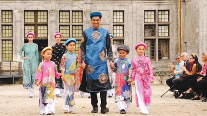 Sưu tập mang tên “Việt Nam” Khán giả của Chambord ngỡ ngàng trước tà áo dài thiếu nhi Việt Nam. Anh: Đặng Tiến