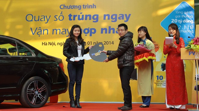PVcomBank trao tặng xe Mercedes cho khách gửi tiền PVcomBank trao tặng xe Mercedes cho khách gửi tiền