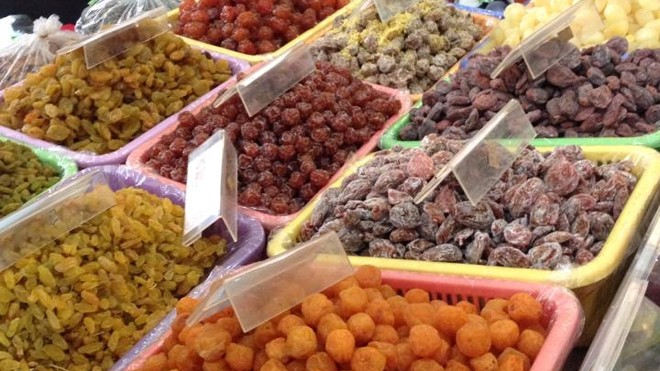 Cẩn thận với mứt, kẹo không rõ xuất xứ Các mặt hàng khô phục vụ Tết bày bán tràn lan