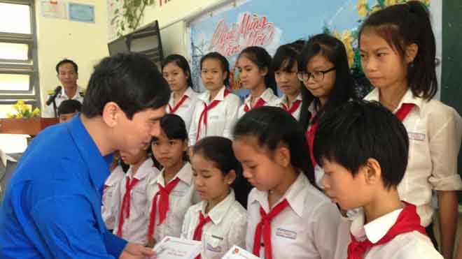 Nghĩa tình xuân biên giới, Tết hải đảo Anh Dương Văn An, Bí thư T.Ư Đoàn tặng học bổng Vừ A Dính cho học sinh Trường THCS An Thới 1 (Phú Quốc, Kiên Giang). Ảnh: HT