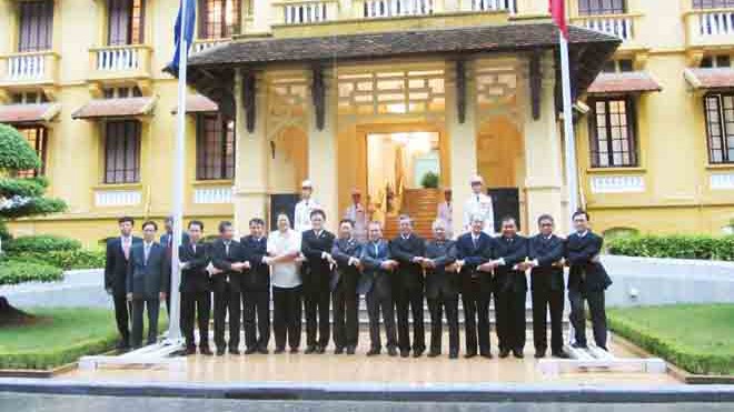 Thấu tình đạt lý, biển Đông bớt “sóng” Đại diện các nước ASEAN bắt tay nhau thể hiện tinh thần đoàn kết tại Lễ thượng cờ ASEAN tại Bộ Ngoại giao Việt Nam để kỷ niệm 46 năm thành lập khối hôm 8/8/2013. Ảnh: Trúc Quỳnh