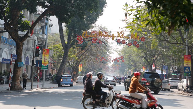 Vẫn dùng ngân sách và thiếu sáng tạo Phố Bà Triệu được trang trí đèn với mô típ đơn điệu, lặp đi lặp lại suốt nhiều năm qua. Anh: Hồng Vĩnh