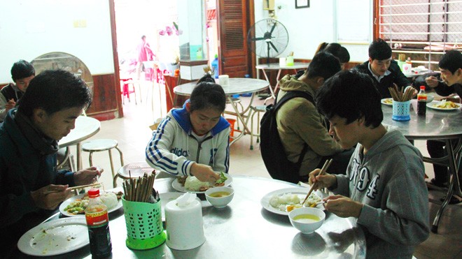 Ấm lòng cơm chay Huế Thương Những bữa cơm giá rẻ tiếp sức cho sinh viên nghèo